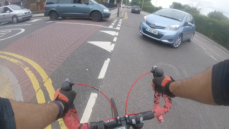 Sisakkamerával vette fel a biciklis, ahogy elütik, majd otthagyják – videó 18+