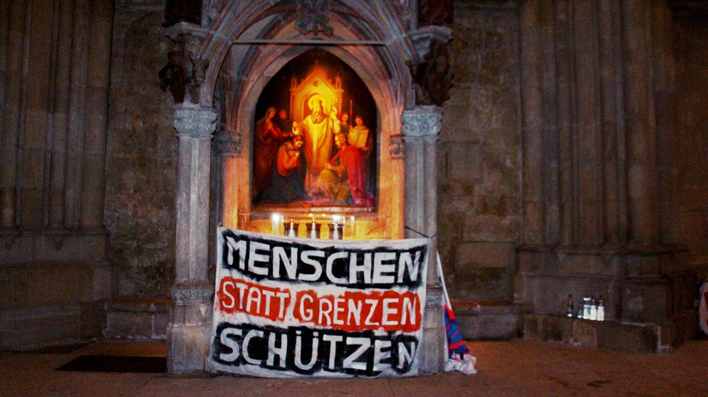 Negyven migráns foglalta el a regensburgi Szent Péter katedrálist – videó