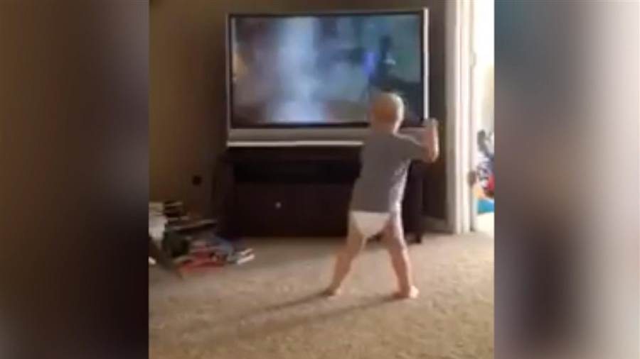 Tökéletesen utánozza Rockyt a 2 éves pelenkás kisfiú - videó