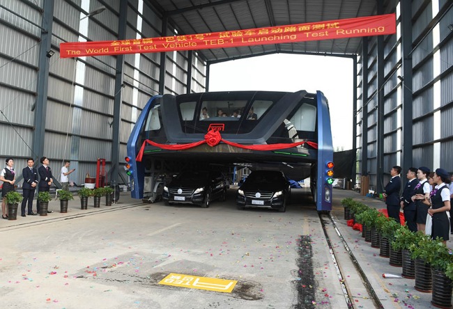 Kína megépítette a buszt, amely átsiklik az autók felett – videó