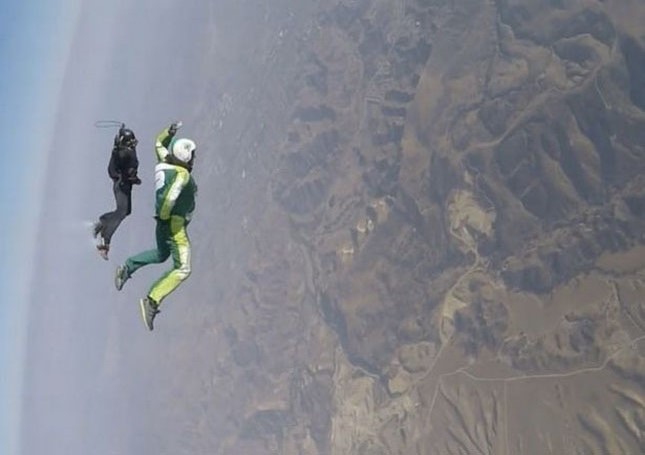 7620 méter magasból ugrott le ejtőernyő nélkül – videó