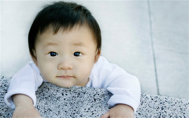 Maszkkal az arca fölött, torzan született egy kínai baba - fotó 18+