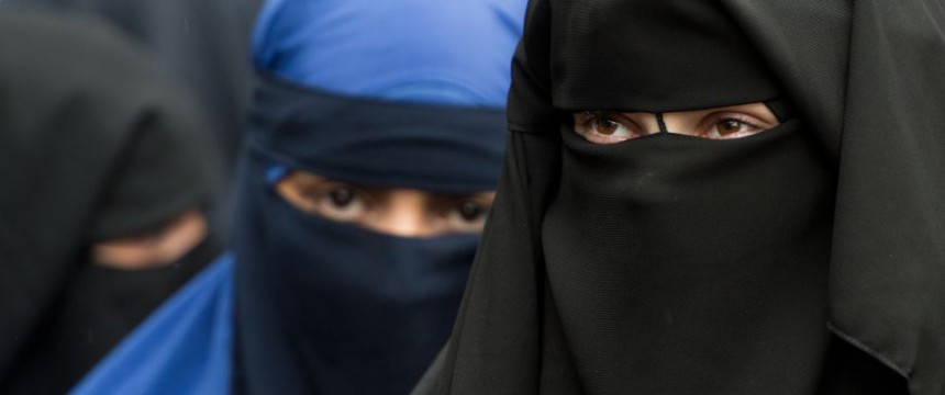 Muszlim lányt nikáb viselése miatt tiltották ki az iskolából