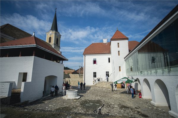Megnyílt a felújított szászvári várkastély