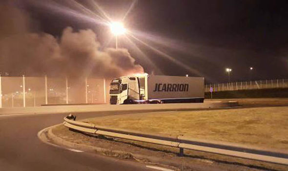 Lángoló barikádon gázolt át a kamionos Calaisnál! - videó