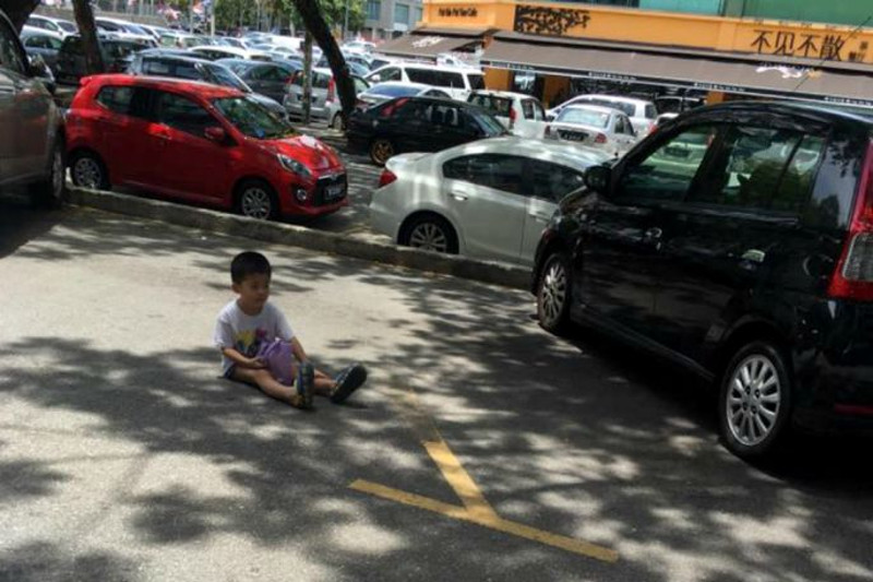 Földre ültetett gyerekével foglalta magának a parkolóhelyet egy nő