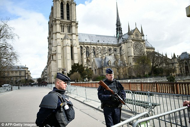 Egy második házaspárt is őrizetbe vettek a gázpalackokkal teli gépkocsi miatt Párizsban