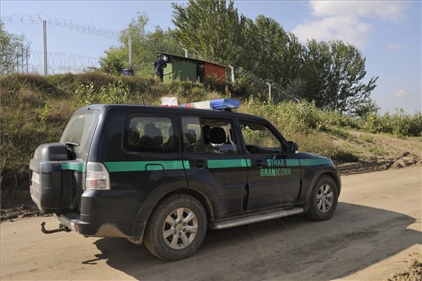Megkezdték szolgálatukat a lengyel rendőrök és határőrök a szerb határon