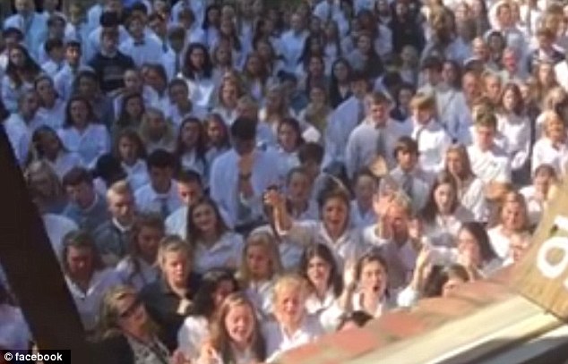 Megható dolgot tett 400 diák a rákkal küzdő tanárukért – videó