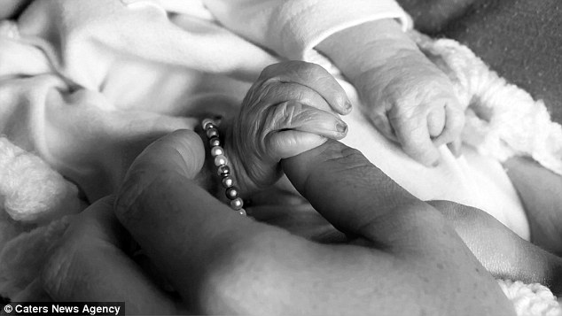 Szívszorító fotók a babáról, aki születése után 60 percet élt