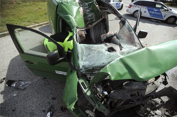 Árokba csapódott egy kisteherautó Biatorbágyon, a sofőr meghalt