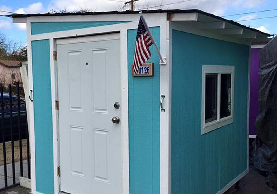 Hajléktalanoknak épít zuhanyzós miniházakat egy amerikai férfi – videó