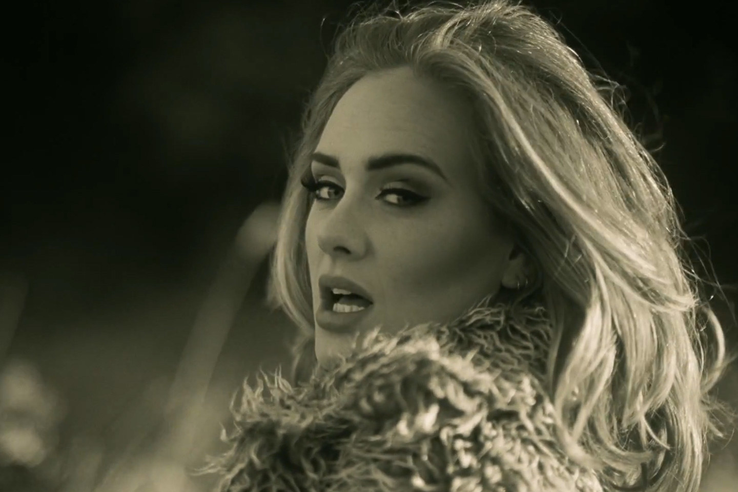 Adele egy évtizedre szakít a turnézással - videóklip