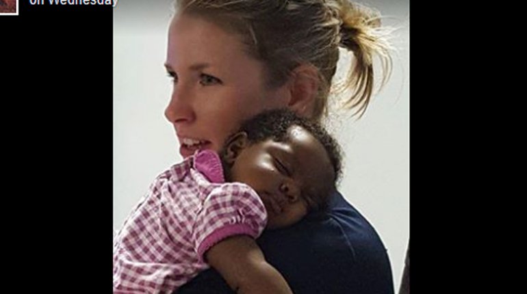 Megindító fotón öleli a rendőrnő a szüleit elvesztett 1 hónapos babát