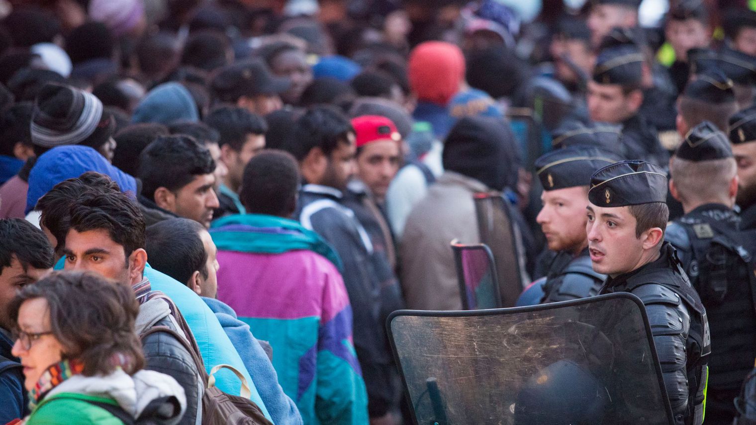 Ezer migránst költöztetne magánlakásokba a francia miniszter