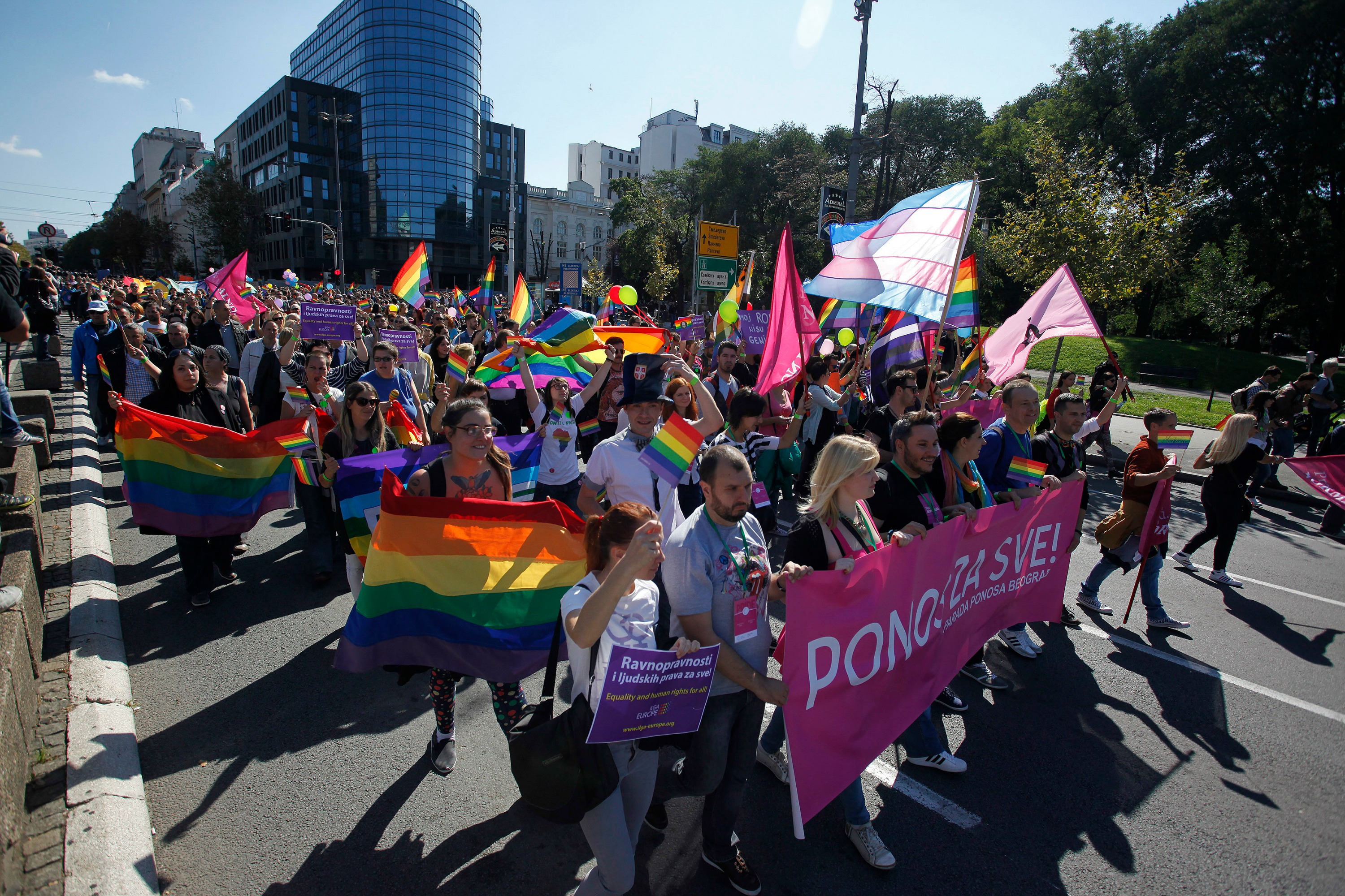 Incidensek nélkül zajlott a Pride felvonulás Belgrádban