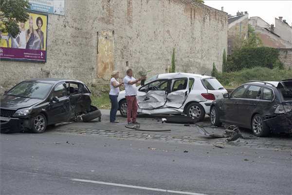 Egy személygépkocsi parkoló autókat tört össze a fővárosban