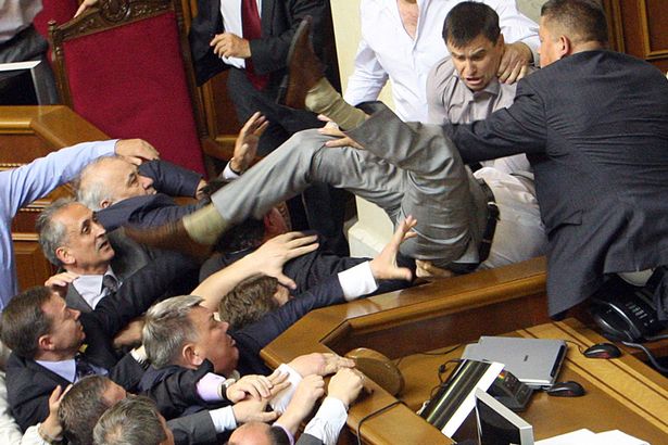 Ismét parlamenti képviselők verekedtek Kijevben