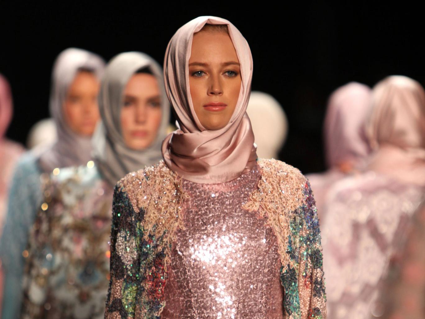 A hidzsáb már a nyugati divat világában is hódít – videó