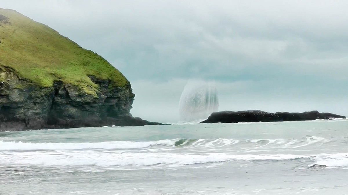 Gigantikus UFO anyahajó csapódott be Skócia partjainál – videó