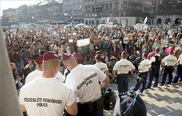 A Magyarországon átutazó terroristákról tájékozódott a nemzetbiztonsági bizottság