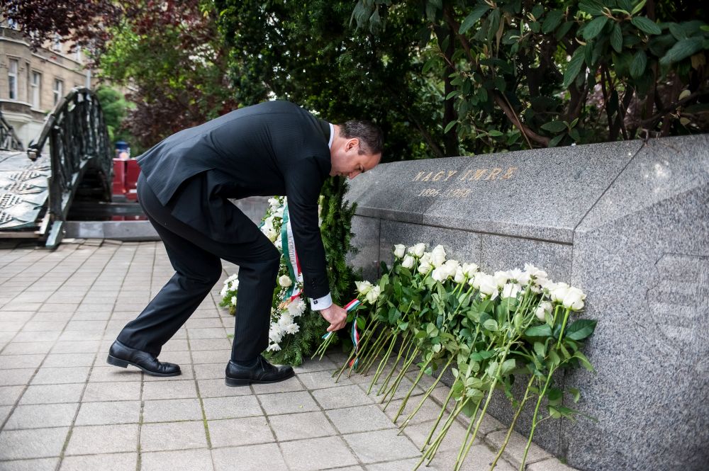 Virágokat helyezett el az Együtt Nagy Imre budapesti szobránál