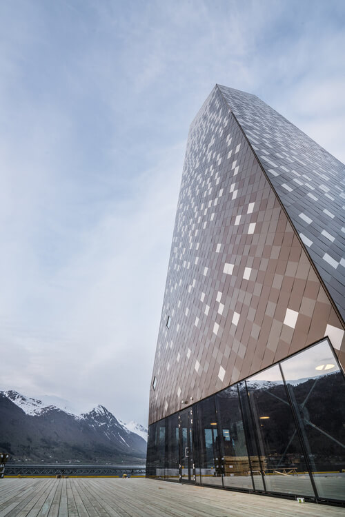 Hegyet formázó épület Norvégiában