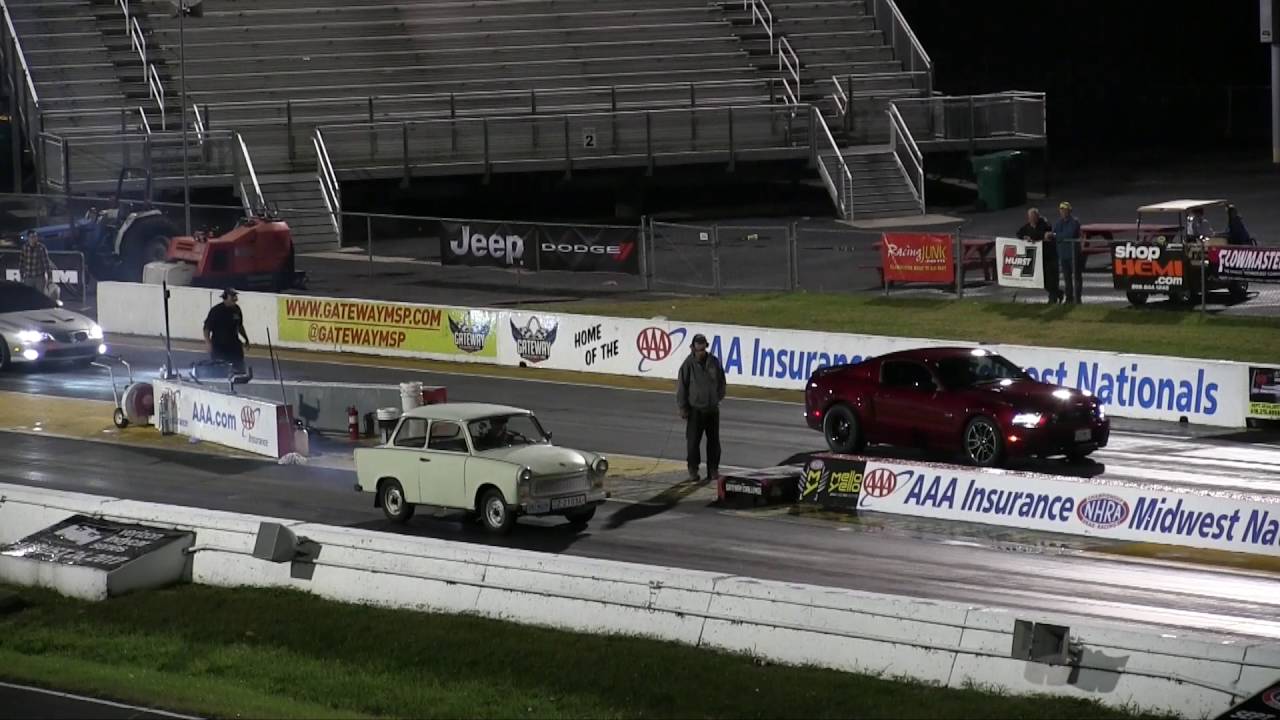 Egész jól felvette a versenyt a magyar rendszámú Trabi a Mustang ellen Amerikában! – videó