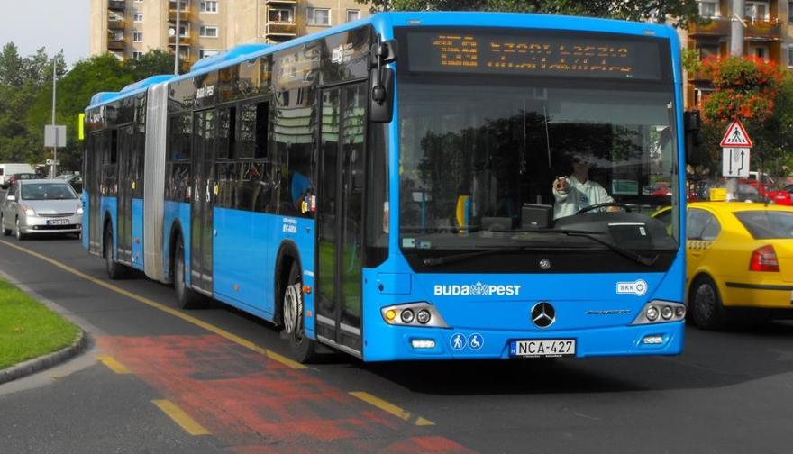Mesével nyugtatja meg a síró gyerekeket egy budapesti busz sofőrje