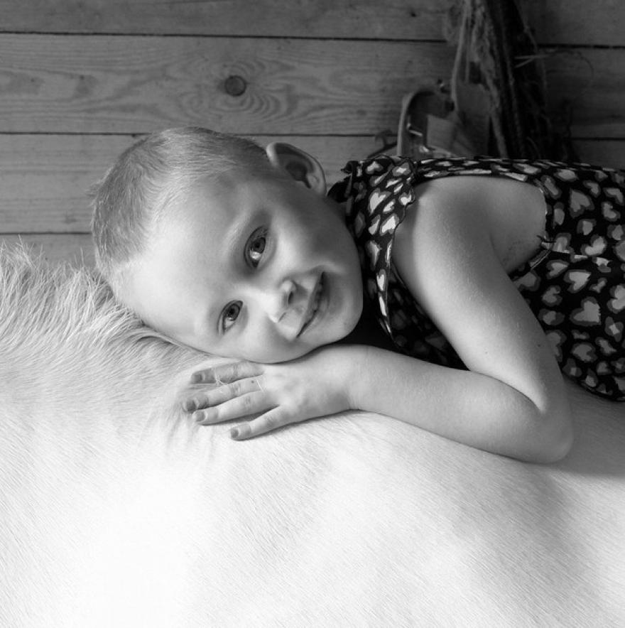 Megrázó fotókon örökíti meg kislánya rákkal való harcát az apuka