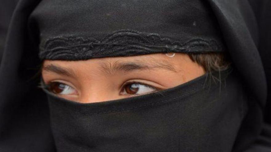 Milliós büntetést kapott a muszlim nő, aki nem vette le a nikábot