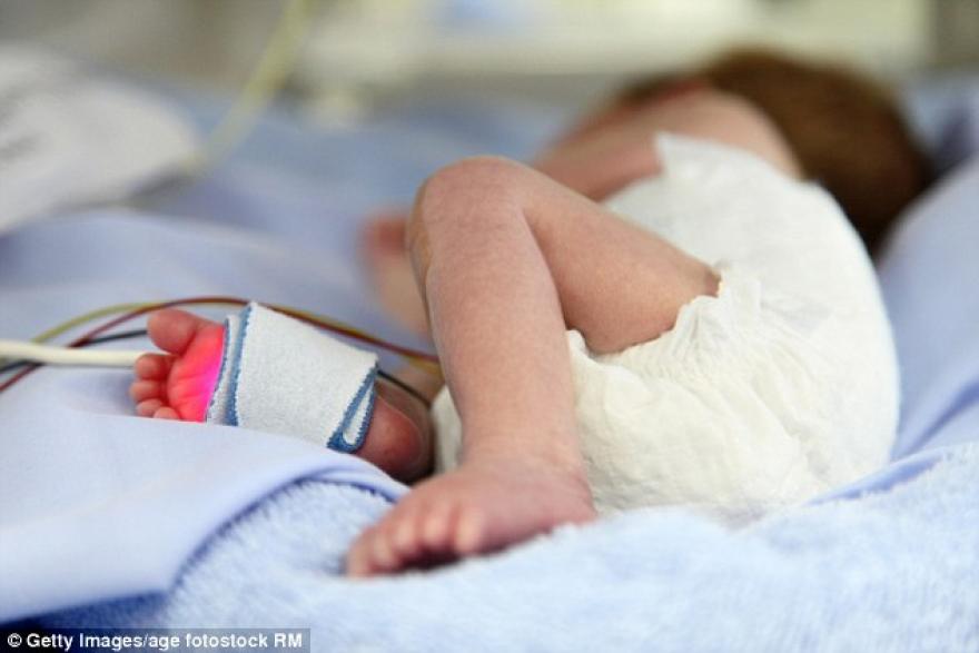 Ausztrál anyuka egyik ikerbabája már megszületett, a másikkal még várandós