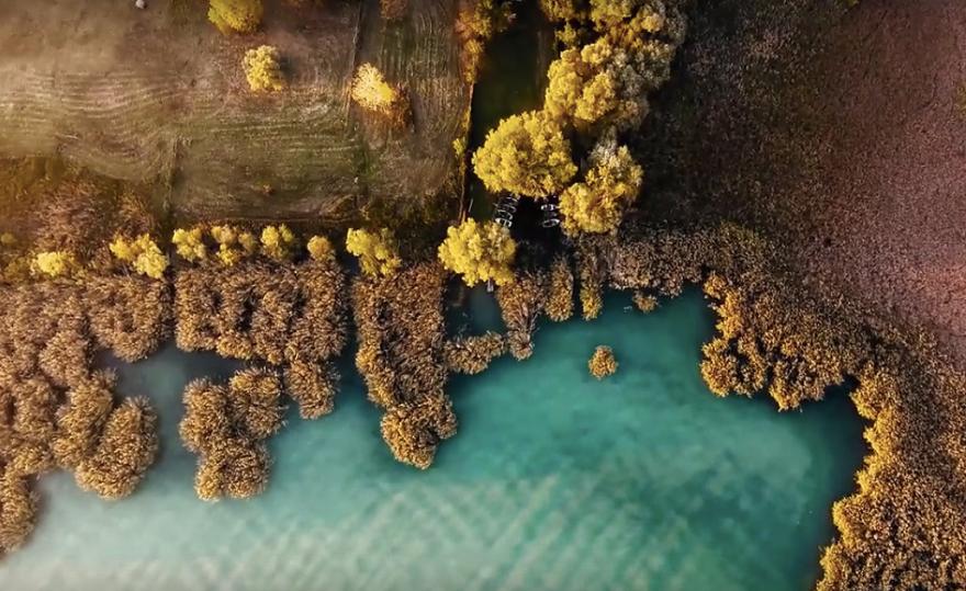 Csodás drónfelvételeket készítettek a téli álmára készülő magyar tengerről