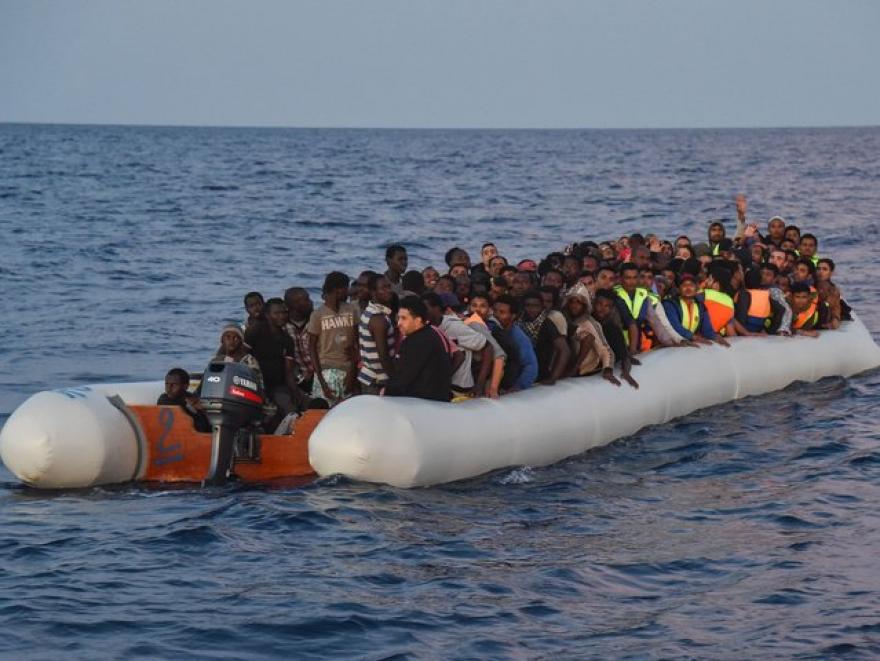 Gázolajat itatnak a csempészek a migránsokkal a hajóút előtt