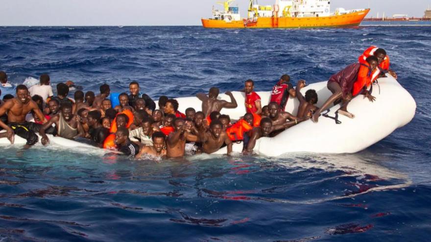 Embercsempészek így verik át a migránsokat a Facebookon
