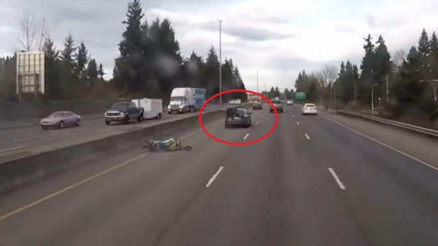 Csomagtartóra csapódva utazott a motoros az autópályán – videó