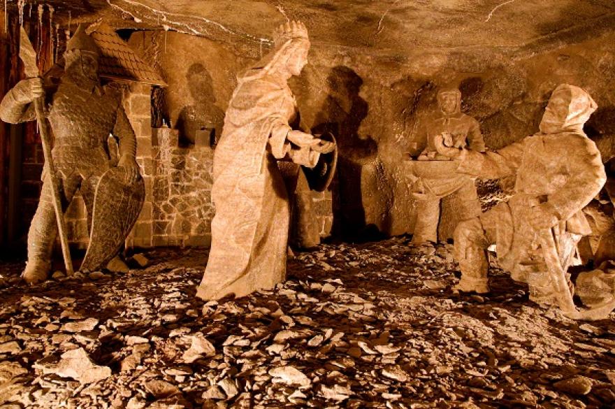 Különleges szobrokat rejt a barlang mélye