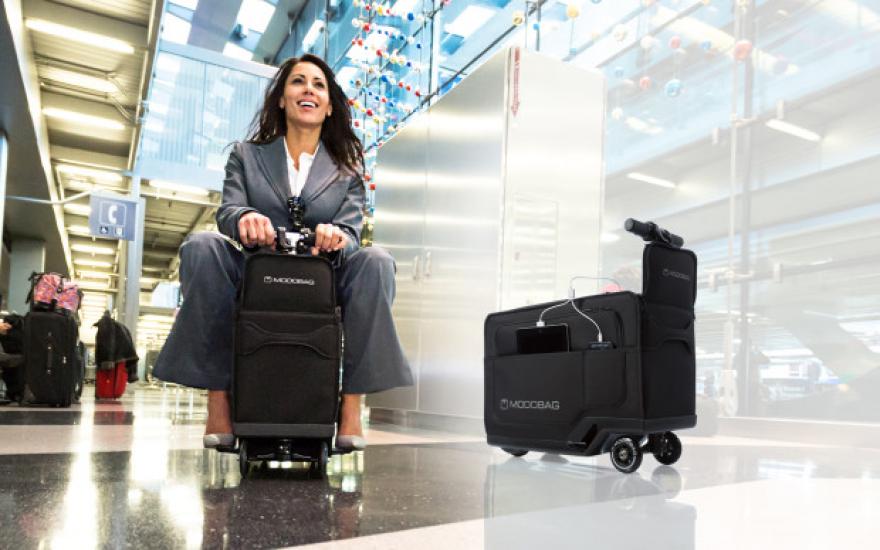 Zseniális: a bőrönd, amely ráülve viszi a tulajdonosát - videó