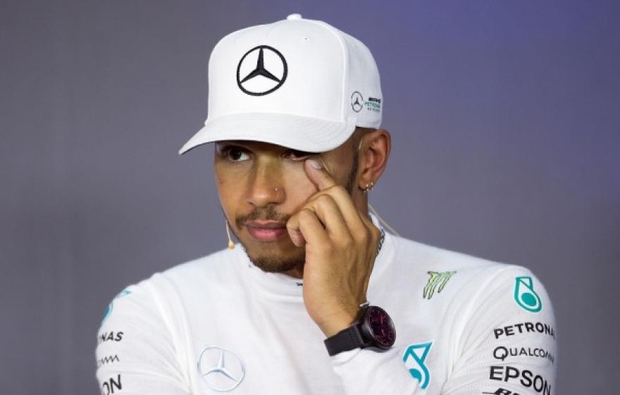 Kritikák kereszttűzében Lewis Hamilton, aki kihagyta a londoni utcai parádét