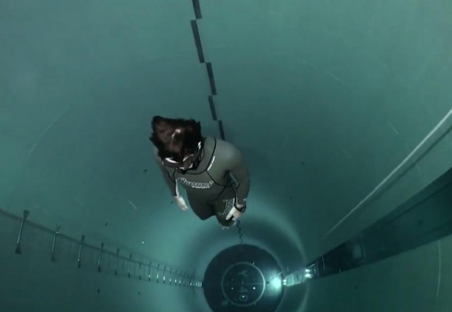 Világ legmélyebb, 40 méteres medencéjébe merült le a búvár – videó