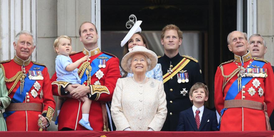 Milyen évszázados hagyomány alapján öltözködik a királyi család?