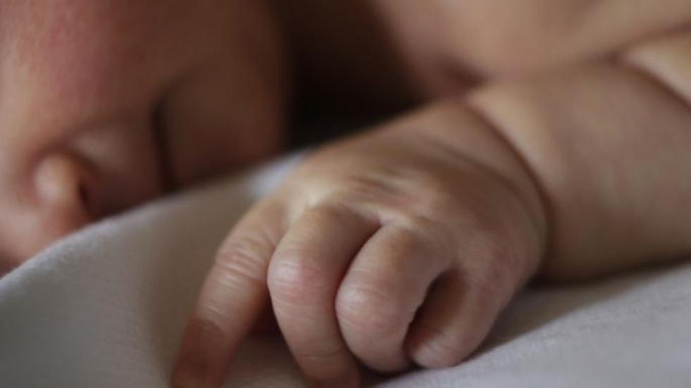 Anyukája puszijától került életveszélybe a 9 napos baba
