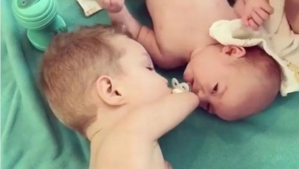 Karok nélküli kisfiú testvéri szeretetén hatódnak meg a netezők – videó