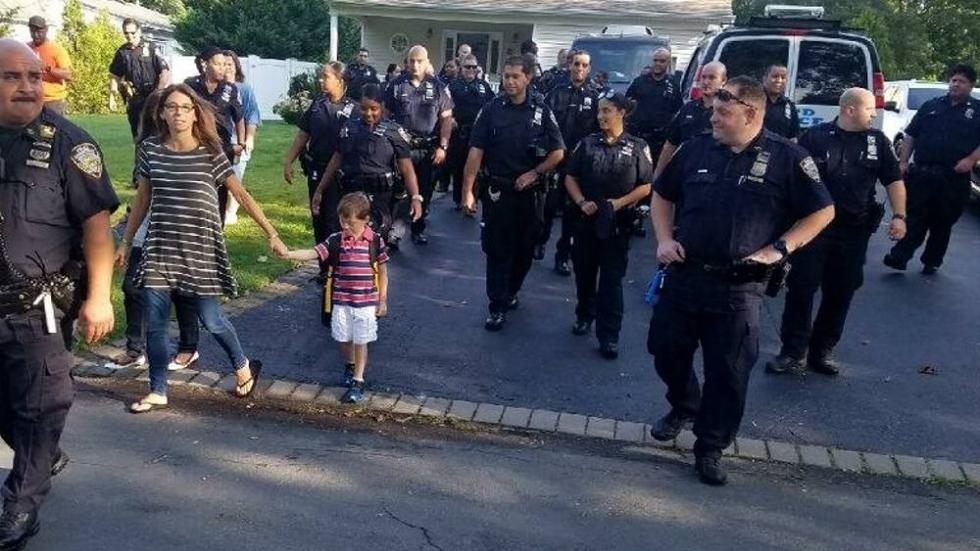 30 rendőr kísérte iskolába első napján a lelőtt társuk kisfiát -videó