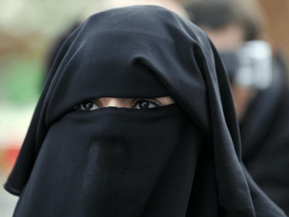 Muszlim nő támadta meg az eladót, mert a fehérneműk mellé tette fejkendőket