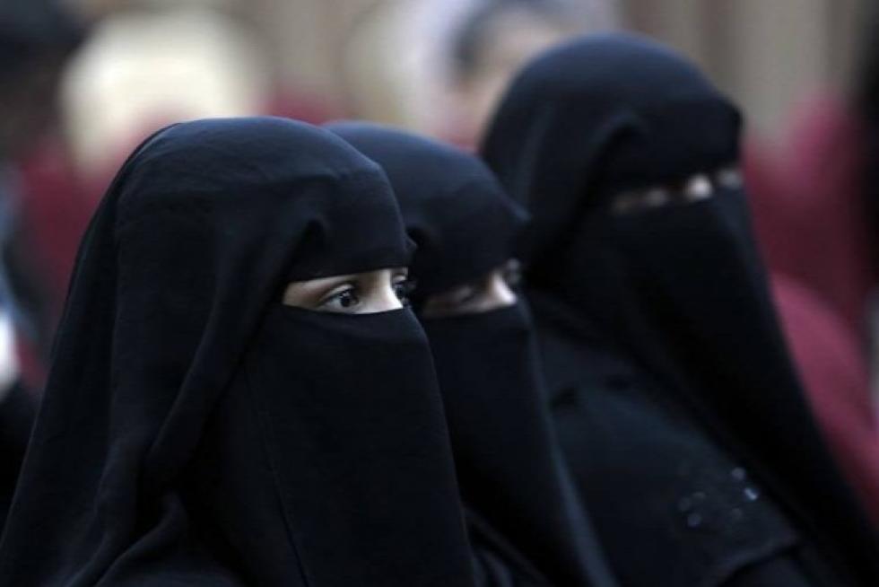 Kitoloncolták a hatóságok a muszlim nőt, aki nem vette le a nikábját