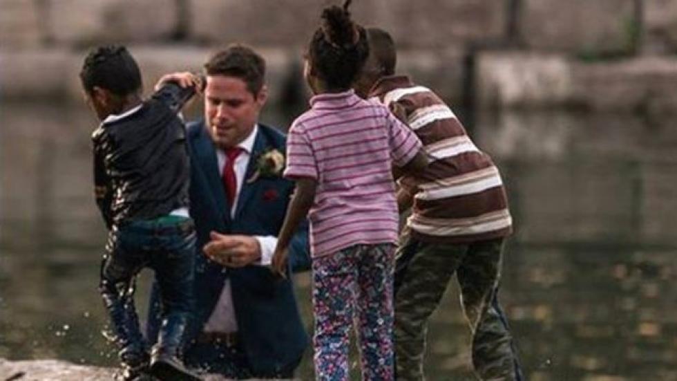 Kisfiút mentett ki a tóból esküvője napján a hős vőlegény – fotó
