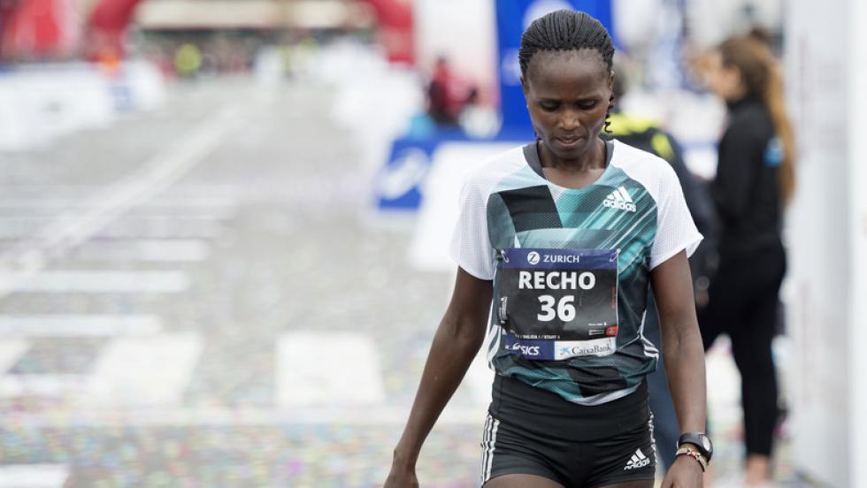 Kenyai futónő a cél előtt esett össze a maratonon– drámai videó