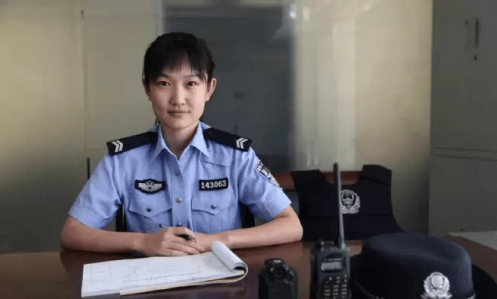 Megszoptatta a vádlott síró kisbabáját a legszebb kínai rendőrnő - fotók