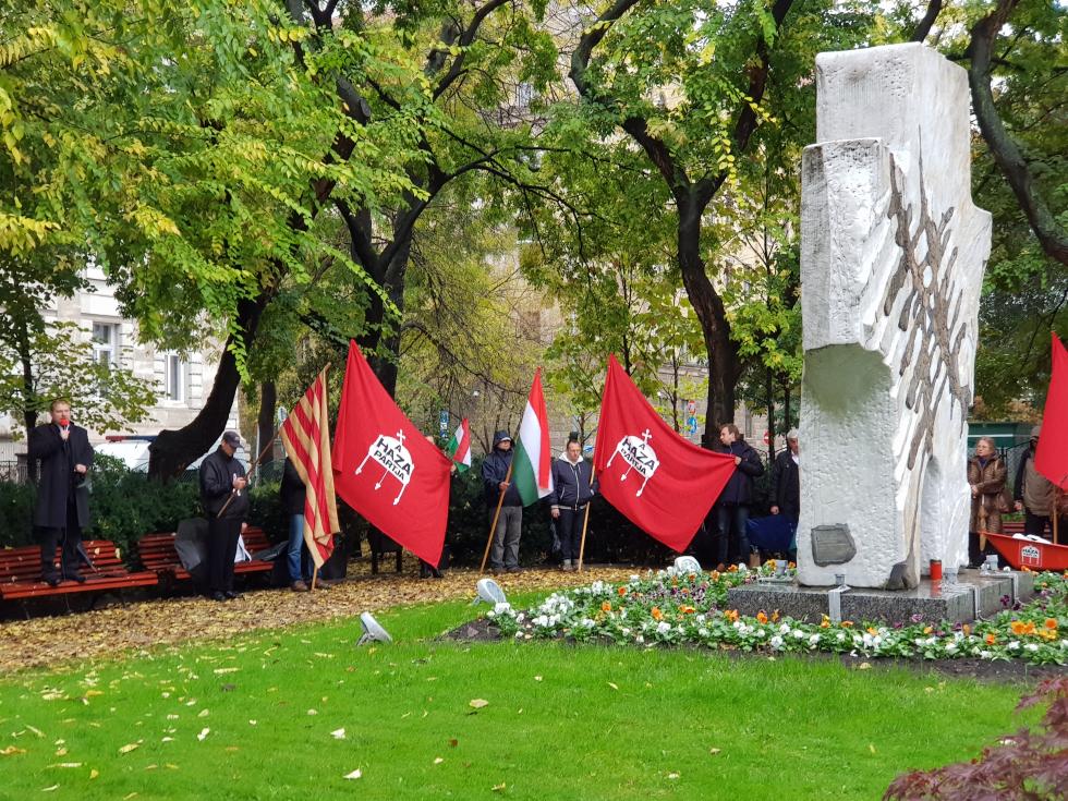 A Haza pártjának október 23-i megemlékezésén 200 fő vett részt a Honvéd Téren. (képek és videó)